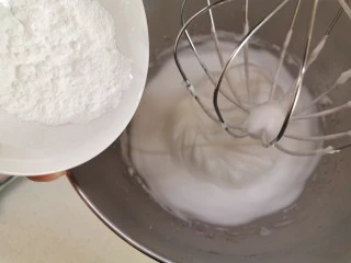 空气舒芙蕾~消耗蛋白的好方法,玉米淀粉加入湿性发泡的蛋白中