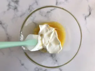 迷你巧克力夹心派,取三分之一蛋白糊加入蛋黄糊中，翻拌均匀