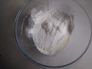 圣诞树根蛋糕,筛入面粉