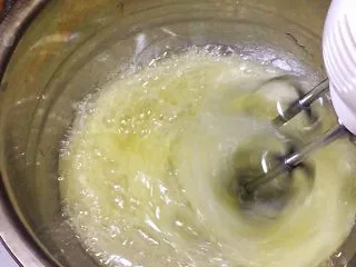 八寸戚风蛋糕,用打蛋器低速搅打1分钟