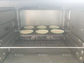奶油纸杯蛋糕,放入烤箱中层烤制。先用110度烤20分钟，再用120度烤5分钟，再用140度烤20分钟。再用160度烤五分钟。