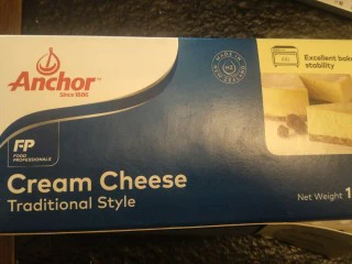 来自冬天的温暖—重芝士布朗尼蛋糕,在蛋糕烘烤期间,我们来准备芝士奶酪糊