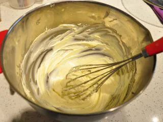 日式豆乳盒子蛋糕,用打蛋器将奶油奶酪打至顺滑状态。