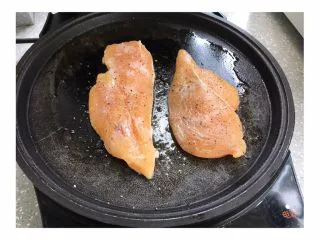 三文鱼鸡胸牛油果沙拉,电饼铛或者平底锅➕植物油少量，大火煎至发白后翻面，可以用锅铲按压使其内部熟得更快。