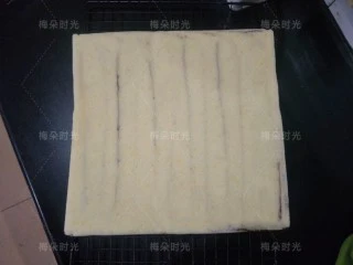 可可旋风蛋糕卷,反过来,放在晾网上晾一下。