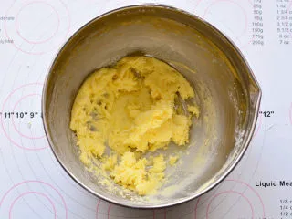 圣诞糖霜饼干,打发好的黄油里分三次加入蛋液,用电动打蛋器搅打均匀