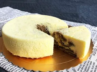 茶香戚风蛋糕,香甜松软的茶香戚风蛋糕,里面有漂亮的花纹,组织细腻松软,还有淡淡的茶香味道,入口即溶,非常完美~