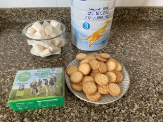 超级拉丝牛轧饼干,准备好所有的食材。我用的孩子喝的澳优珀淳奶粉，也可以用其他奶粉