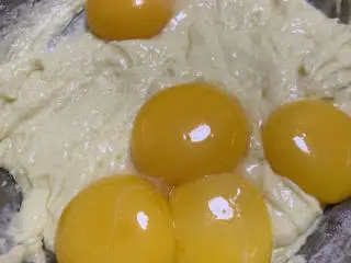 古早蛋糕(抖臀),蛋黄➕面糊里,用“Z”手法搅拌均匀。