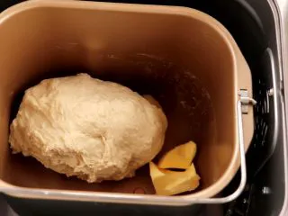 蜜豆吐司 宝宝辅食,放入室温软化的黄油，继续启动和面功能，和面20min 