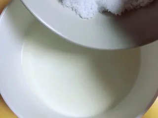 浓香蜜瓜蛋挞,放入白糖搅拌均匀。