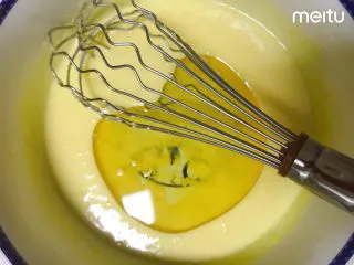 0黄油酸甜香橙磅蛋糕,加入玉米油继续搅拌均匀,没有油花即可