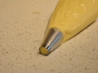 日式豆乳盒子蛋糕,做好的豆乳酱装入裱花袋中备用。