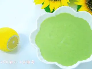 荷兰豆芦笋浓汤 宝宝辅食，土豆+牛奶,边缘冒小泡就可以了。早餐可以在上面撒点坚果碎、面包丁装饰。