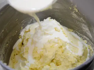 杏仁玛芬蛋糕 简单烘焙,加入回温淡奶油，拌均匀，调整面糊呈细腻的状态。