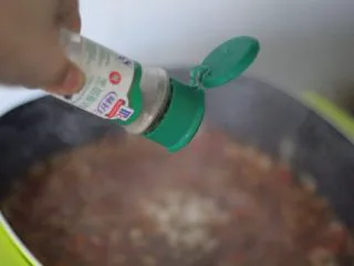 俄罗斯经典罗宋汤,再加适量的黑胡椒碎。