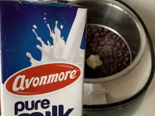 奶香红豆小元宵,加入冰糖，牛奶，煮开