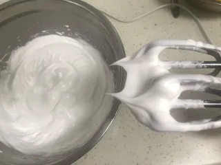 玉米面杯子蛋糕(少油少糖粗粮蛋糕),打发至干性发泡,提起打蛋器蛋白有直立的小尖角