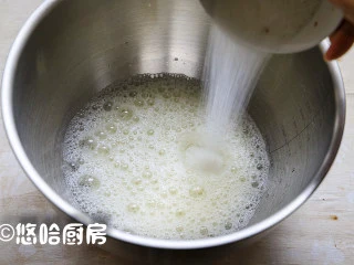 数字生日蛋糕,蛋清先用电动打蛋器打出粗泡,再放入几滴白醋和全部的细砂糖,细砂糖分2~3次放入都可以的。