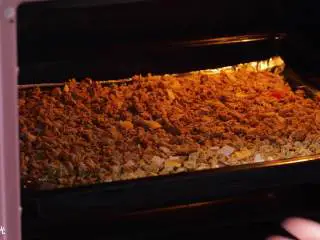 能量棒24m+,烤盘放入燕麦，上下火160度烤10分钟