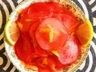 夏日开胃小菜——柠檬橙香萝卜,这道开胃小菜， 饭前来两片， 把你慵懒的胃口， 足足滴吊起来！