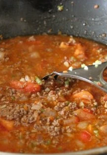 意大利肉酱面 ,加入番茄碎及番茄酱，加入水，再放入香叶、百里香、盐、黑胡椒，小火煮15分钟至汤汁浓稠即可