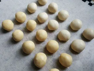 中式点心~玫瑰酥,把油酥和水油皮,各自平均分成十份。