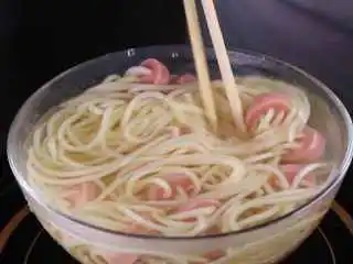 教你一个拌面的新吃法，口感爽滑劲道,将煮好的意面捞出，快速浸泡在冰开水中，没有的话放凉开水也行。浸泡片刻后，面条凉了捞出沥干水分装盘备用。