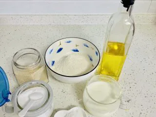 一次发酵——虾仁牛肉肠披萨,准备材料