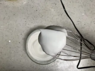 火龙果渐变蛋糕(宝宝辅食),接下来开始打发蛋白,由于没有放糖,打出蛋白状态会不太一样,注意观察不能过度打发,提起打蛋头出现这种小尖尖说明已经打到干性发泡状态。