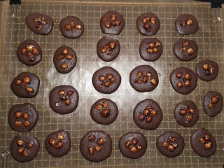 网红夏威夷果仁可可脆脆巧克力片 香港珍妮聪明小熊夏威夷果仁巧克力脆脆,22.烘烤结束马上取出，晾网冷却；