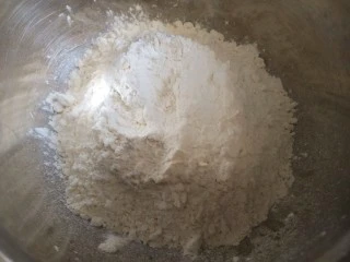 香葱苏打饼干,把低粉，葱花，油，盐，小苏打都倒进一个盆里