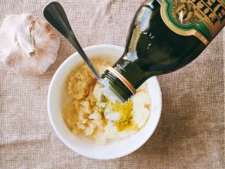中西餐都百搭的好朋友-香味四溢的蒜泥酱,搅碎后的大蒜已经是蒜香满满的了，这时再加入一勺初榨橄榄油。 可不要小看油的功用，之后蒜油拿来炒菜也很香👍🏻 