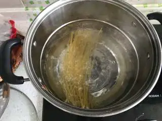 好吃的意大利蘑菇肉酱面,起锅烧水，开了之后下入意大利面。煮软后盛出。