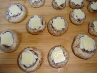 乌克兰：奶酪焗鲜蘑,挤上沙拉酱，放上奶酪片，微波炉高火打一分钟即可