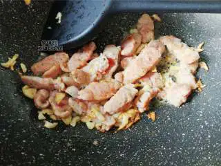 南瓜香肠意面,再把室温解冻好的儿童香肠切片放入翻炒爆香