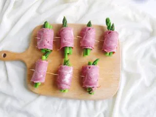 培根“如意”卷, 依次卷好培根芦笋卷 用牙签固定住