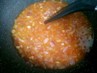 简单版意大利面，在家也能吃出西餐厅味道,再倒入1勺番茄酱翻炒均匀，最后加入少许水和盐煮开熬成汤汁，根据个人口味调整哈。