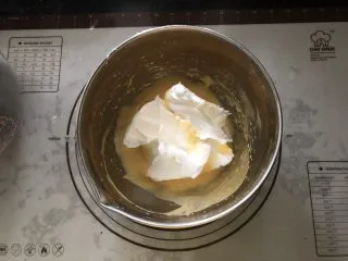 浓情蜜意－巧克力奶油蛋糕,取一半蛋白霜加入蛋黄糊中。