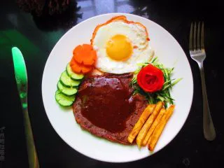 黑胡椒牛排，自制简单西餐,牛排可按个人喜好淋上黑胡椒酱汁，奶油蘑菇酱汁等