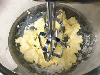 喜饼+椰蓉奶酪味,隔热水融化，用打蛋器低速搅拌。