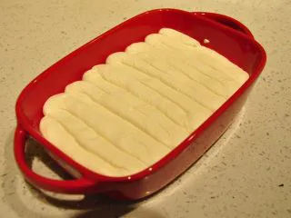 日式豆乳盒子蛋糕,挤上一层淡奶油。