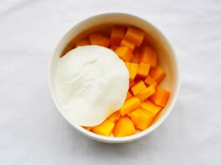 好吃到爆的酸奶芒果土司,放入酸奶。