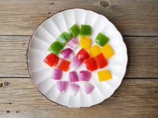 至尊牛肉小披萨,彩椒,洋葱洗净切小块备用。