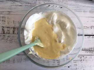 蔓越莓蛋糕卷,然后倒入剩余的蛋白糊中继续上下翻拌均匀