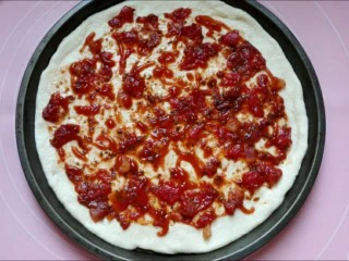 馅料足足的超级至尊匹萨,均匀的涂上炒好晾凉的披萨酱