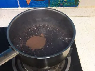 黑砖蜜豆吐司,玉米油出现小气泡就关火,倒入可可粉,无需过筛。