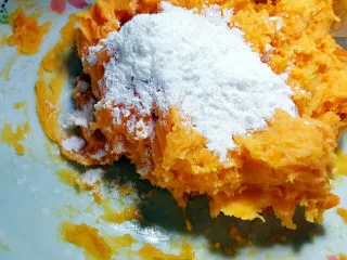 鸡翅酿地瓜泥,取出压成泥加入糖，盐，面粉拌匀