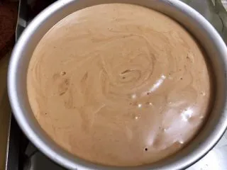 醇厚浓郁的巧克力慕斯蛋糕,倒入剩下的全部慕斯糊 盖上保鲜膜放入冰箱冷藏至凝固,最少4个小时