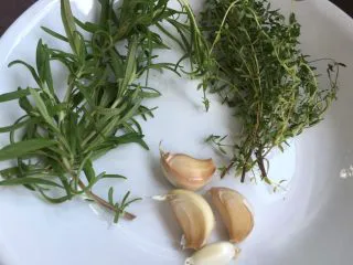 意式烤小土豆,备好香草：迷迭香、百里香、带皮大蒜